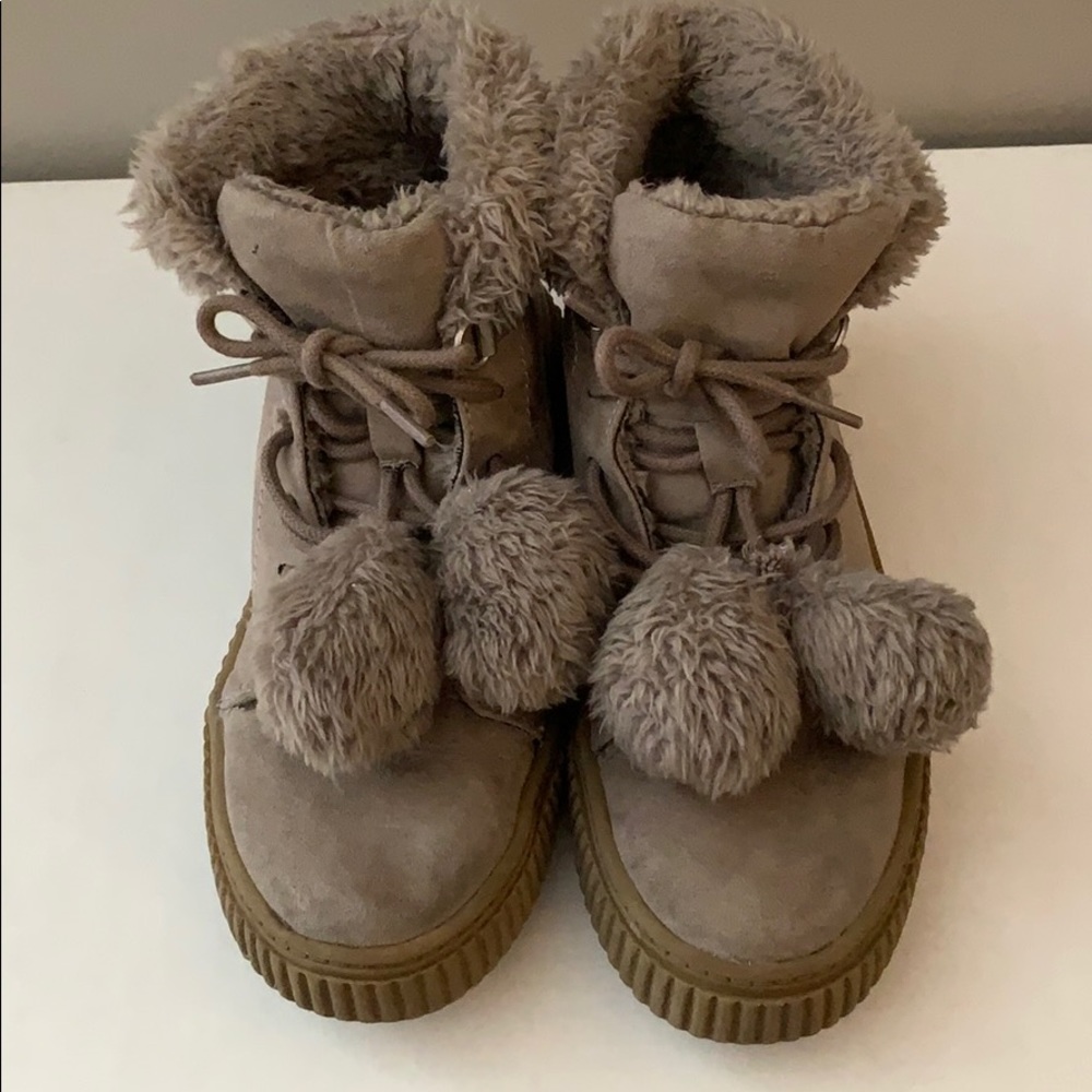 Cozy Girl’s Pom Pom Sneakers